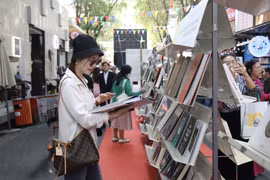 民众参观胡志明市书街。图自越通社