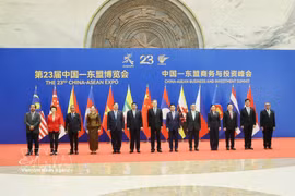 越南政府常务副总理范嘉足（左五）与东盟各国和中国代表团团长合影。图自越通社