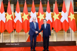 越南国会主席陈青敏与瑞士联邦主席居伊·帕姆兰。图自越通社