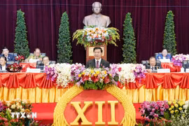 老挝人民革命党中央总书记通伦·西苏里在老挝人民革命党第十二次全国代表大会上致开幕词。图自越通社