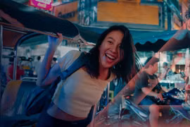 当今的年轻人更喜欢使用社交网络来查找有关旅行目的地的信息。图自Vietnam+ 