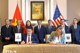 越南平山炼油石化公司代表与雪佛龙（Chevron ）能源集团代表签署谅解备忘录。图自越通社