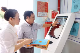 多乐省和富乡公共行政服务中心运用数字技术为民众提供便利。图自越通社