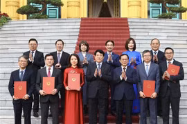 越南国家主席梁强与各位大使合影。图自越通社