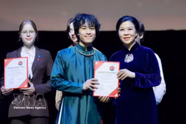 越共中央总书记、国家主席苏林夫人吴芳璃向成绩优异的学生颁奖。图自越通社