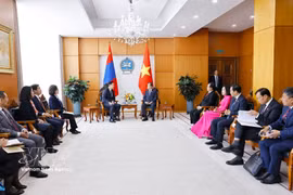 越南国会主席陈青敏会见蒙古国总理尼亚木奥斯尔·乌其尔勒。图自越通社