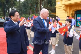 新西兰总理克里斯托弗·拉克森欢迎仪式。图自越通社