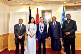 越南驻澳大利亚兼驻所罗门大使范雄心（左三）在国书递交仪式。图自越通社