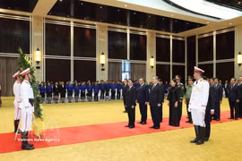 越共中央书记处常务书记陈锦秀及越南共产党高级代表团吊唁老挝国会主席赛宋蓬·丰威汉同志逝世。图自越通社