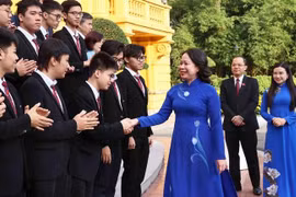 越南国家副主席武氏映春会见荣获2024年国际奥林匹克奖和科技奖的学生。图自越通社