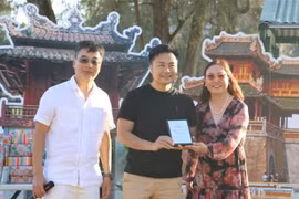 VASEA向人工智能专家阮俊义颁发VASEA2024年先进会员荣誉证书。图自越通社