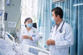 大水镬医院医生讨论受害者的治疗方案。图自越通社