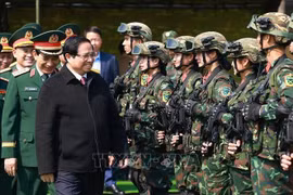 越南政府总理范明政检查国防部第二总局K3旅训练备战情况。图自越通社