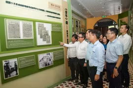 《人民报》总编辑、中央宣教与民运部副部长、越南新闻工作者协会主席黎国明参观胡志明主席创办《青年报》旧址。图自越通社