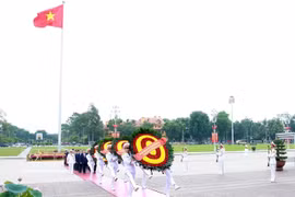 越共中央委员会、国家主席、国会、政府代表团前往胡志明主席陵敬献花圈并入陵瞻仰胡志明主席遗容。图自越通社