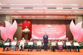 越共中央总书记、国家主席苏林向各位党员颁发党龄徽章证书。图自越通社