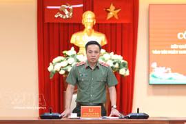 胡志明市公安局局长梅黄中将在会议上通报案情。图自越通社