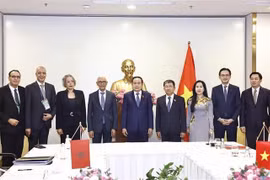 双方代表合影留念。图自越通社