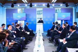 越南政府总理范明政在瑞士达沃斯出席越南国家战略对话。图自越通社