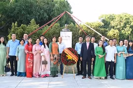 参加鲜花仪式的旅德越南人代表。图自越通社