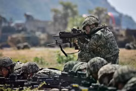士兵们在泰国春武里府参加2023年“金色眼镜蛇”军演。图自法新社/越通社