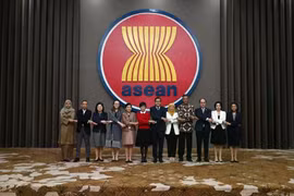 参加第75次东盟互联互通倡议（IAI）特别工作组会议的代表手握手彰显东盟团结精神。图自越通社