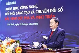 越南国会主席陈青敏出席“科技、创新与数字化转型——北宁突破与发展”论坛并发表指导讲话。图自越通社