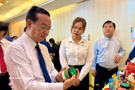 胡志明市人民委员会副主席裴明盛参观活动期间举行的创新创意产品展示活动。图自越通社
