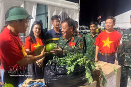 越南驻委内瑞拉大使馆特命全权大使武中美向越南救援队赠送了多份慰问品和必需生活用品，以改善野战营地战士的生活条件。图自越通社