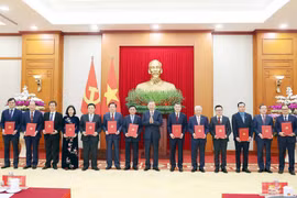 苏林总书记向中央13个党机关单位下达职能任务决定。图自越通社