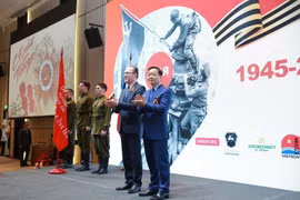 越南政府副总理陈红河出席纪念卫国战争胜利80周年招待会。图自《政府门户网站》