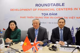 越南政府常务副总理阮和平（左二）出席关于建设和开发国际金融中心的座谈会。图自越通社