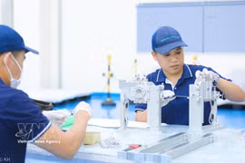 电子芯片生产过程中的一道工序。图自越通社