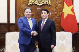 越南国家主席梁强与美国驻越南大使马克·纳珀。图自越通社