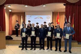 俄越友好协会向为越俄关系做出突出贡献的个人颁发奖章。图自越通社