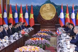 梁强与老挝人民革命党中央委员会总书记、国家主席通伦·西苏里举行会谈。图自越通社