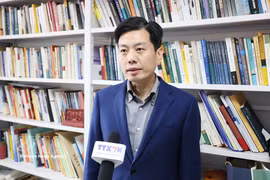 中国人民大学国际关系学院教授崔守军接受越通社记者的采访。图自越通社