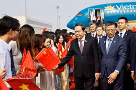 当地时间10月11日中午，搭载越南国会主席陈青敏及越南高级代表团的专机抵达北京首都国际机场。图自越通社