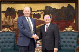越南政府副总理胡国勇与法国Pasqal集团负责欧洲、中东和非洲、亚太地区商务总监马克·阿姆斯特朗。图自chinhphu.vn