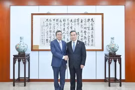 越南驻中国大使范青平与中国国际贸易促进委员会（CCPIT）会长任鸿斌。图自越通社