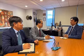 越南驻智利大使阮越强会见安托法加斯塔市市长里卡多·埃里博托·迪亚斯·科尔特斯。图自越通