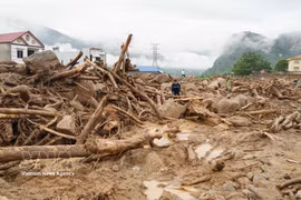 受7月15日至17日持续强降雨影响，芒炭乡境内发生严重山洪和山体滑坡，造成多间房屋和基础设施损坏。图自越通社