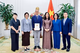 越南外交部副部长黎氏秋姮向韩国KBS电视台颁发恢复其在越南常驻办事处的许可证。图自baoquocte.vn