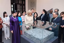 越共中央总书记夫人与法国总统夫人参观越南美术博物馆。图自越通社