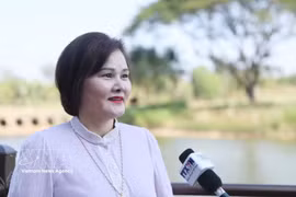 旅老越南企业家、海外越南企业家协会副主席范氏明红接受越通社驻老挝记者的采访。图自越通社