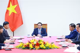 越南政府总理范明政与澳大利亚总理安东尼·阿尔巴尼斯通电话。图自越通社