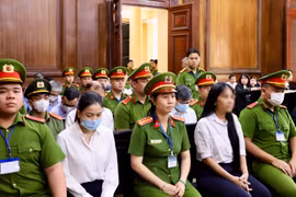 各被告出庭受审。图自越通社