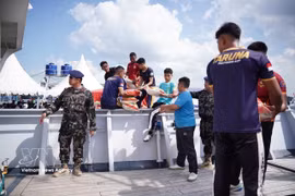 船只和渡轮被调动，向公路难以抵达的偏远岛屿地区运送救援物资。图自越通社 
