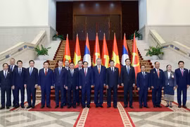 2025年12月2日，越共中央总书记苏林和老挝人民革命党中央委员会总书记、国家主席通伦·西苏里共同主持召开越南共产党与老挝人民革命党高级会议。图自越通社
