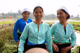富寿省身着传统服饰的芒族妇女。图自越通社
